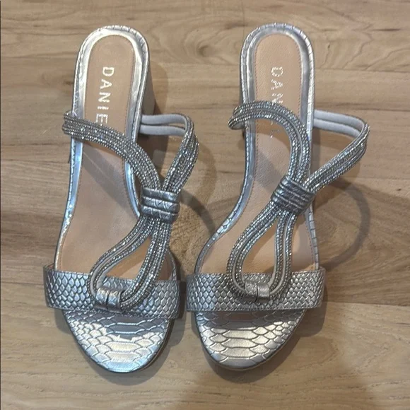 Daniel Pia Genuine Leather Silver Strappy Sandals NWT - Picture 1 of 3
